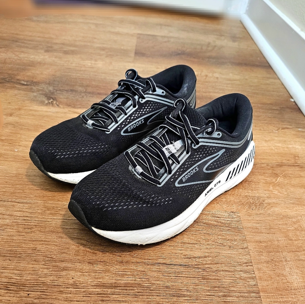 Brooks Black and White Ariel GTS 23